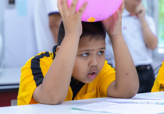 ภาพกิจกรรม  คณะวิทยาศาสตร์และเทคโนโลยี มหาวิทยาลัยราชภัฏกำแพงเพชร ร่วมกับโรงเรียนเทศบาล 2 (วัดทุ่งสวน) จัดกิจกรรมค่ายปฏิบัติการทางวิทยาศาสตร์ โรงเรียนเทศบาล 2 (วัดทุ่งสวน) ตามโครงการห้องเรียนอัจฉริยะ ให้กับนักเรียนระดับชั้นประถมศึกษาปีที่ 1-4