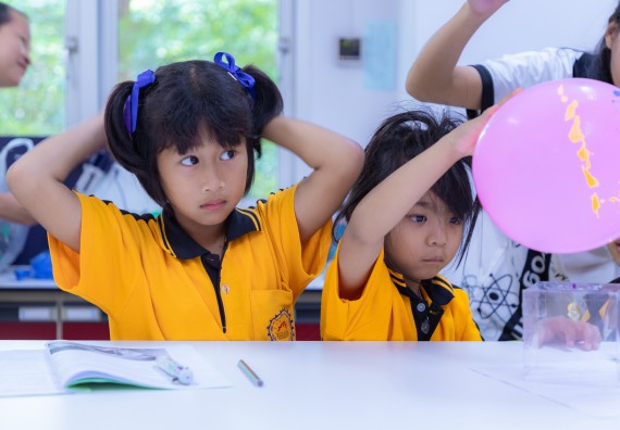 ภาพกิจกรรม  คณะวิทยาศาสตร์และเทคโนโลยี มหาวิทยาลัยราชภัฏกำแพงเพชร ร่วมกับโรงเรียนเทศบาล 2 (วัดทุ่งสวน) จัดกิจกรรมค่ายปฏิบัติการทางวิทยาศาสตร์ โรงเรียนเทศบาล 2 (วัดทุ่งสวน) ตามโครงการห้องเรียนอัจฉริยะ ให้กับนักเรียนระดับชั้นประถมศึกษาปีที่ 1-4