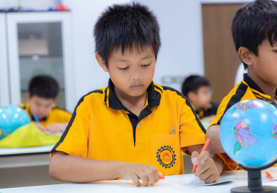 ภาพกิจกรรม  คณะวิทยาศาสตร์และเทคโนโลยี มหาวิทยาลัยราชภัฏกำแพงเพชร ร่วมกับโรงเรียนเทศบาล 2 (วัดทุ่งสวน) จัดกิจกรรมค่ายปฏิบัติการทางวิทยาศาสตร์ โรงเรียนเทศบาล 2 (วัดทุ่งสวน) ตามโครงการห้องเรียนอัจฉริยะ ให้กับนักเรียนระดับชั้นประถมศึกษาปีที่ 1-4