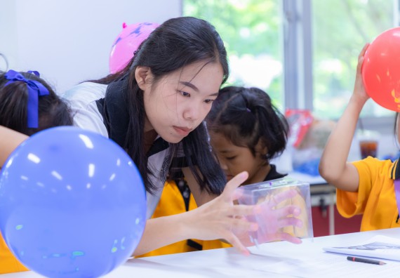 ภาพกิจกรรม  คณะวิทยาศาสตร์และเทคโนโลยี มหาวิทยาลัยราชภัฏกำแพงเพชร ร่วมกับโรงเรียนเทศบาล 2 (วัดทุ่งสวน) จัดกิจกรรมค่ายปฏิบัติการทางวิทยาศาสตร์ โรงเรียนเทศบาล 2 (วัดทุ่งสวน) ตามโครงการห้องเรียนอัจฉริยะ ให้กับนักเรียนระดับชั้นประถมศึกษาปีที่ 1-4