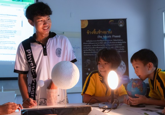 ภาพกิจกรรม  คณะวิทยาศาสตร์และเทคโนโลยี มหาวิทยาลัยราชภัฏกำแพงเพชร ร่วมกับโรงเรียนเทศบาล 2 (วัดทุ่งสวน) จัดกิจกรรมค่ายปฏิบัติการทางวิทยาศาสตร์ โรงเรียนเทศบาล 2 (วัดทุ่งสวน) ตามโครงการห้องเรียนอัจฉริยะ ให้กับนักเรียนระดับชั้นประถมศึกษาปีที่ 1-4