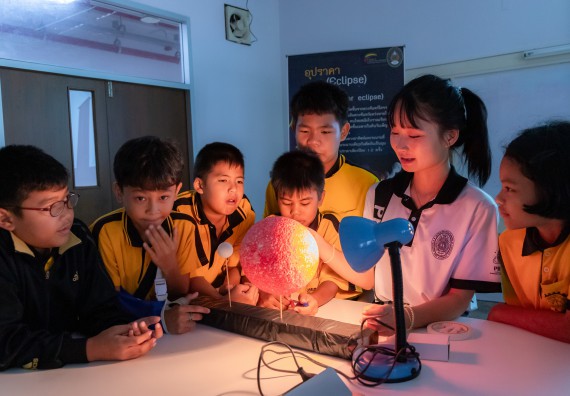 ภาพกิจกรรม  คณะวิทยาศาสตร์และเทคโนโลยี มหาวิทยาลัยราชภัฏกำแพงเพชร ร่วมกับโรงเรียนเทศบาล 2 (วัดทุ่งสวน) จัดกิจกรรมค่ายปฏิบัติการทางวิทยาศาสตร์ โรงเรียนเทศบาล 2 (วัดทุ่งสวน) ตามโครงการห้องเรียนอัจฉริยะ ให้กับนักเรียนระดับชั้นประถมศึกษาปีที่ 1-4