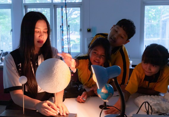 ภาพกิจกรรม  คณะวิทยาศาสตร์และเทคโนโลยี มหาวิทยาลัยราชภัฏกำแพงเพชร ร่วมกับโรงเรียนเทศบาล 2 (วัดทุ่งสวน) จัดกิจกรรมค่ายปฏิบัติการทางวิทยาศาสตร์ โรงเรียนเทศบาล 2 (วัดทุ่งสวน) ตามโครงการห้องเรียนอัจฉริยะ ให้กับนักเรียนระดับชั้นประถมศึกษาปีที่ 1-4