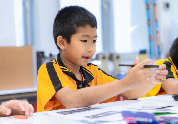 ภาพกิจกรรม  คณะวิทยาศาสตร์และเทคโนโลยี มหาวิทยาลัยราชภัฏกำแพงเพชร ร่วมกับโรงเรียนเทศบาล 2 (วัดทุ่งสวน) จัดกิจกรรมค่ายปฏิบัติการทางวิทยาศาสตร์ โรงเรียนเทศบาล 2 (วัดทุ่งสวน) ตามโครงการห้องเรียนอัจฉริยะ ให้กับนักเรียนระดับชั้นประถมศึกษาปีที่ 1-4