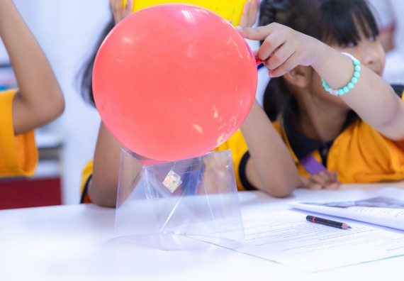 ภาพกิจกรรม  คณะวิทยาศาสตร์และเทคโนโลยี มหาวิทยาลัยราชภัฏกำแพงเพชร ร่วมกับโรงเรียนเทศบาล 2 (วัดทุ่งสวน) จัดกิจกรรมค่ายปฏิบัติการทางวิทยาศาสตร์ โรงเรียนเทศบาล 2 (วัดทุ่งสวน) ตามโครงการห้องเรียนอัจฉริยะ ให้กับนักเรียนระดับชั้นประถมศึกษาปีที่ 1-4