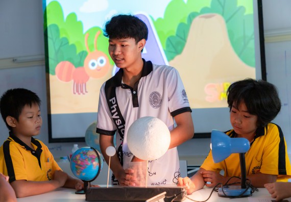 ภาพกิจกรรม  คณะวิทยาศาสตร์และเทคโนโลยี มหาวิทยาลัยราชภัฏกำแพงเพชร ร่วมกับโรงเรียนเทศบาล 2 (วัดทุ่งสวน) จัดกิจกรรมค่ายปฏิบัติการทางวิทยาศาสตร์ โรงเรียนเทศบาล 2 (วัดทุ่งสวน) ตามโครงการห้องเรียนอัจฉริยะ ให้กับนักเรียนระดับชั้นประถมศึกษาปีที่ 1-4