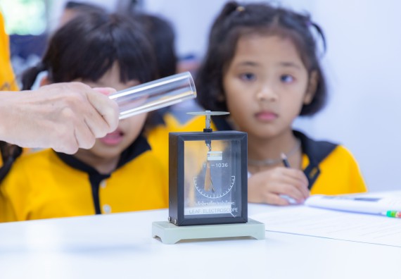 ภาพกิจกรรม  คณะวิทยาศาสตร์และเทคโนโลยี มหาวิทยาลัยราชภัฏกำแพงเพชร ร่วมกับโรงเรียนเทศบาล 2 (วัดทุ่งสวน) จัดกิจกรรมค่ายปฏิบัติการทางวิทยาศาสตร์ โรงเรียนเทศบาล 2 (วัดทุ่งสวน) ตามโครงการห้องเรียนอัจฉริยะ ให้กับนักเรียนระดับชั้นประถมศึกษาปีที่ 1-4