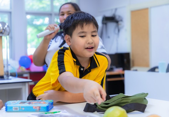 ภาพกิจกรรม  คณะวิทยาศาสตร์และเทคโนโลยี มหาวิทยาลัยราชภัฏกำแพงเพชร ร่วมกับโรงเรียนเทศบาล 2 (วัดทุ่งสวน) จัดกิจกรรมค่ายปฏิบัติการทางวิทยาศาสตร์ โรงเรียนเทศบาล 2 (วัดทุ่งสวน) ตามโครงการห้องเรียนอัจฉริยะ ให้กับนักเรียนระดับชั้นประถมศึกษาปีที่ 1-4