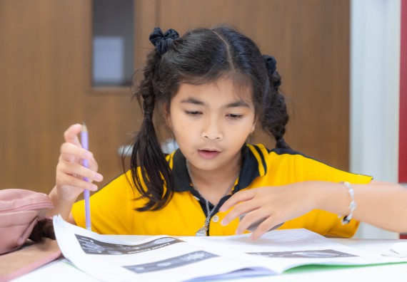 ภาพกิจกรรม  คณะวิทยาศาสตร์และเทคโนโลยี มหาวิทยาลัยราชภัฏกำแพงเพชร ร่วมกับโรงเรียนเทศบาล 2 (วัดทุ่งสวน) จัดกิจกรรมค่ายปฏิบัติการทางวิทยาศาสตร์ โรงเรียนเทศบาล 2 (วัดทุ่งสวน) ตามโครงการห้องเรียนอัจฉริยะ ให้กับนักเรียนระดับชั้นประถมศึกษาปีที่ 1-4