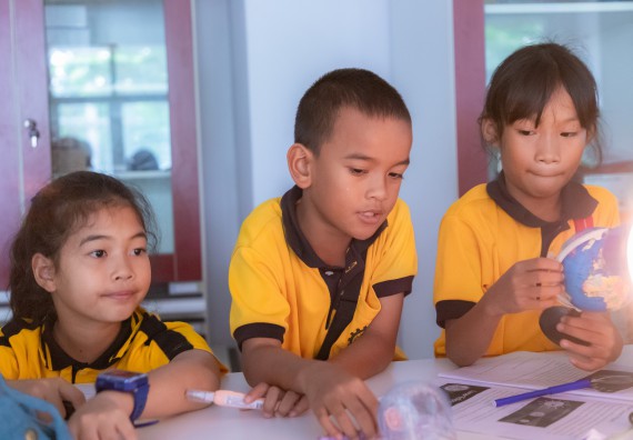 ภาพกิจกรรม  คณะวิทยาศาสตร์และเทคโนโลยี มหาวิทยาลัยราชภัฏกำแพงเพชร ร่วมกับโรงเรียนเทศบาล 2 (วัดทุ่งสวน) จัดกิจกรรมค่ายปฏิบัติการทางวิทยาศาสตร์ โรงเรียนเทศบาล 2 (วัดทุ่งสวน) ตามโครงการห้องเรียนอัจฉริยะ ให้กับนักเรียนระดับชั้นประถมศึกษาปีที่ 1-4