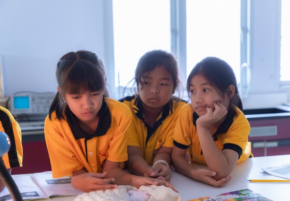 ภาพกิจกรรม  คณะวิทยาศาสตร์และเทคโนโลยี มหาวิทยาลัยราชภัฏกำแพงเพชร ร่วมกับโรงเรียนเทศบาล 2 (วัดทุ่งสวน) จัดกิจกรรมค่ายปฏิบัติการทางวิทยาศาสตร์ โรงเรียนเทศบาล 2 (วัดทุ่งสวน) ตามโครงการห้องเรียนอัจฉริยะ ให้กับนักเรียนระดับชั้นประถมศึกษาปีที่ 1-4