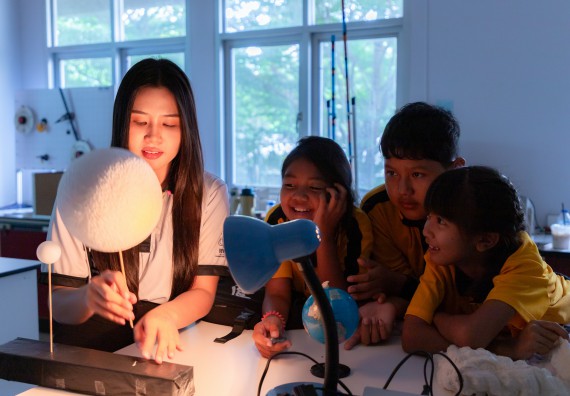 ภาพกิจกรรม  คณะวิทยาศาสตร์และเทคโนโลยี มหาวิทยาลัยราชภัฏกำแพงเพชร ร่วมกับโรงเรียนเทศบาล 2 (วัดทุ่งสวน) จัดกิจกรรมค่ายปฏิบัติการทางวิทยาศาสตร์ โรงเรียนเทศบาล 2 (วัดทุ่งสวน) ตามโครงการห้องเรียนอัจฉริยะ ให้กับนักเรียนระดับชั้นประถมศึกษาปีที่ 1-4