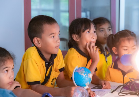 ภาพกิจกรรม  คณะวิทยาศาสตร์และเทคโนโลยี มหาวิทยาลัยราชภัฏกำแพงเพชร ร่วมกับโรงเรียนเทศบาล 2 (วัดทุ่งสวน) จัดกิจกรรมค่ายปฏิบัติการทางวิทยาศาสตร์ โรงเรียนเทศบาล 2 (วัดทุ่งสวน) ตามโครงการห้องเรียนอัจฉริยะ ให้กับนักเรียนระดับชั้นประถมศึกษาปีที่ 1-4