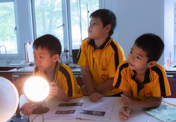 ภาพกิจกรรม  คณะวิทยาศาสตร์และเทคโนโลยี มหาวิทยาลัยราชภัฏกำแพงเพชร ร่วมกับโรงเรียนเทศบาล 2 (วัดทุ่งสวน) จัดกิจกรรมค่ายปฏิบัติการทางวิทยาศาสตร์ โรงเรียนเทศบาล 2 (วัดทุ่งสวน) ตามโครงการห้องเรียนอัจฉริยะ ให้กับนักเรียนระดับชั้นประถมศึกษาปีที่ 1-4