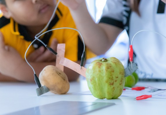 ภาพกิจกรรม  คณะวิทยาศาสตร์และเทคโนโลยี มหาวิทยาลัยราชภัฏกำแพงเพชร ร่วมกับโรงเรียนเทศบาล 2 (วัดทุ่งสวน) จัดกิจกรรมค่ายปฏิบัติการทางวิทยาศาสตร์ โรงเรียนเทศบาล 2 (วัดทุ่งสวน) ตามโครงการห้องเรียนอัจฉริยะ ให้กับนักเรียนระดับชั้นประถมศึกษาปีที่ 1-4