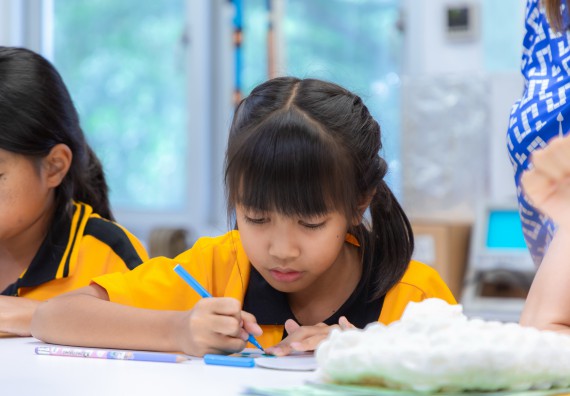 ภาพกิจกรรม  คณะวิทยาศาสตร์และเทคโนโลยี มหาวิทยาลัยราชภัฏกำแพงเพชร ร่วมกับโรงเรียนเทศบาล 2 (วัดทุ่งสวน) จัดกิจกรรมค่ายปฏิบัติการทางวิทยาศาสตร์ โรงเรียนเทศบาล 2 (วัดทุ่งสวน) ตามโครงการห้องเรียนอัจฉริยะ ให้กับนักเรียนระดับชั้นประถมศึกษาปีที่ 1-4