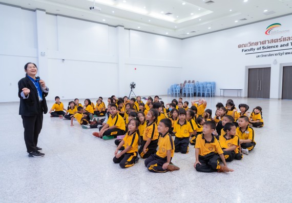 ภาพกิจกรรม  คณะวิทยาศาสตร์และเทคโนโลยี มหาวิทยาลัยราชภัฏกำแพงเพชร ร่วมกับโรงเรียนเทศบาล 2 (วัดทุ่งสวน) จัดกิจกรรมค่ายปฏิบัติการทางวิทยาศาสตร์ โรงเรียนเทศบาล 2 (วัดทุ่งสวน) ตามโครงการห้องเรียนอัจฉริยะ ให้กับนักเรียนระดับชั้นประถมศึกษาปีที่ 1-4