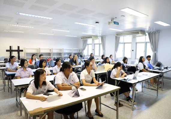 ภาพกิจกรรม  โปรแกรมวิชาเคมี คณะวิทยาศาสตร์และเทคโนโลยี ม.ราชภัฏกำแพงเพชร จัดกิจกรรมการสอบโครงการวิจัยทางเคมีแบบปากเปล่า (Oral Presentation)