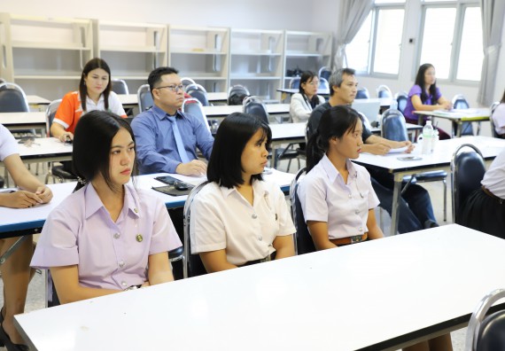 ภาพกิจกรรม  โปรแกรมวิชาเคมี คณะวิทยาศาสตร์และเทคโนโลยี ม.ราชภัฏกำแพงเพชร จัดกิจกรรมการสอบโครงการวิจัยทางเคมีแบบปากเปล่า (Oral Presentation)