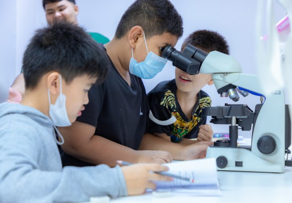 ภาพกิจกรรม  คณะวิทยาศาสตร์และเทคโนโลยี มหาวิทยาลัยราชภัฏกำแพงเพชร ร่วมกับโรงเรียนอนุบาลกำแพงเพชร ห้องเรียนพิเศษคณิตศาสตร์และวิทยาศาสตร์ (MSP) ได้กำหนดจัดกิจกรรมค่ายปฏิบัติการทางวิทยาศาสตร์ ตามโครงการฝึกทักษะเพื่อพัฒนาอัจฉริยภาพวิทยาศาสตร์ 