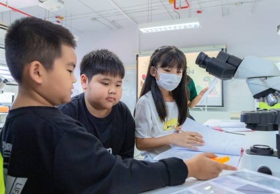 ภาพกิจกรรม  คณะวิทยาศาสตร์และเทคโนโลยี มหาวิทยาลัยราชภัฏกำแพงเพชร ร่วมกับโรงเรียนอนุบาลกำแพงเพชร ห้องเรียนพิเศษคณิตศาสตร์และวิทยาศาสตร์ (MSP) ได้กำหนดจัดกิจกรรมค่ายปฏิบัติการทางวิทยาศาสตร์ ตามโครงการฝึกทักษะเพื่อพัฒนาอัจฉริยภาพวิทยาศาสตร์ 