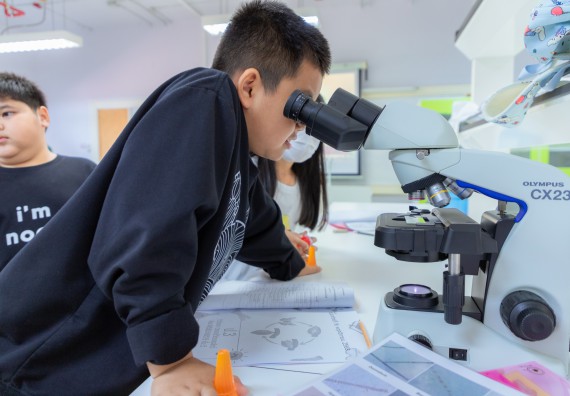 ภาพกิจกรรม  คณะวิทยาศาสตร์และเทคโนโลยี มหาวิทยาลัยราชภัฏกำแพงเพชร ร่วมกับโรงเรียนอนุบาลกำแพงเพชร ห้องเรียนพิเศษคณิตศาสตร์และวิทยาศาสตร์ (MSP) ได้กำหนดจัดกิจกรรมค่ายปฏิบัติการทางวิทยาศาสตร์ ตามโครงการฝึกทักษะเพื่อพัฒนาอัจฉริยภาพวิทยาศาสตร์ 