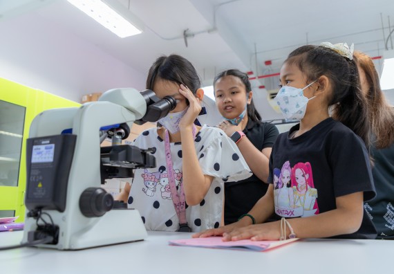 ภาพกิจกรรม  คณะวิทยาศาสตร์และเทคโนโลยี มหาวิทยาลัยราชภัฏกำแพงเพชร ร่วมกับโรงเรียนอนุบาลกำแพงเพชร ห้องเรียนพิเศษคณิตศาสตร์และวิทยาศาสตร์ (MSP) ได้กำหนดจัดกิจกรรมค่ายปฏิบัติการทางวิทยาศาสตร์ ตามโครงการฝึกทักษะเพื่อพัฒนาอัจฉริยภาพวิทยาศาสตร์ 