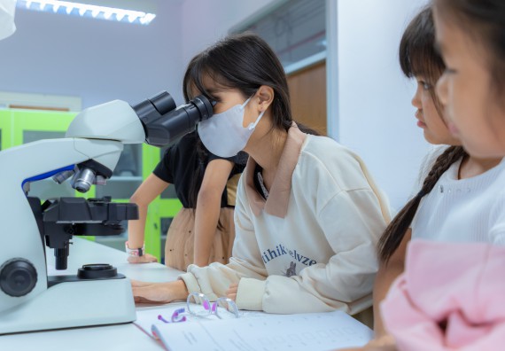 ภาพกิจกรรม  คณะวิทยาศาสตร์และเทคโนโลยี มหาวิทยาลัยราชภัฏกำแพงเพชร ร่วมกับโรงเรียนอนุบาลกำแพงเพชร ห้องเรียนพิเศษคณิตศาสตร์และวิทยาศาสตร์ (MSP) ได้กำหนดจัดกิจกรรมค่ายปฏิบัติการทางวิทยาศาสตร์ ตามโครงการฝึกทักษะเพื่อพัฒนาอัจฉริยภาพวิทยาศาสตร์ 