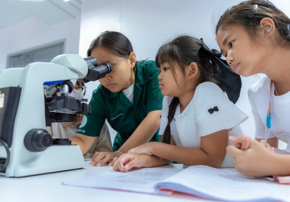 ภาพกิจกรรม  คณะวิทยาศาสตร์และเทคโนโลยี มหาวิทยาลัยราชภัฏกำแพงเพชร ร่วมกับโรงเรียนอนุบาลกำแพงเพชร ห้องเรียนพิเศษคณิตศาสตร์และวิทยาศาสตร์ (MSP) ได้กำหนดจัดกิจกรรมค่ายปฏิบัติการทางวิทยาศาสตร์ ตามโครงการฝึกทักษะเพื่อพัฒนาอัจฉริยภาพวิทยาศาสตร์ 