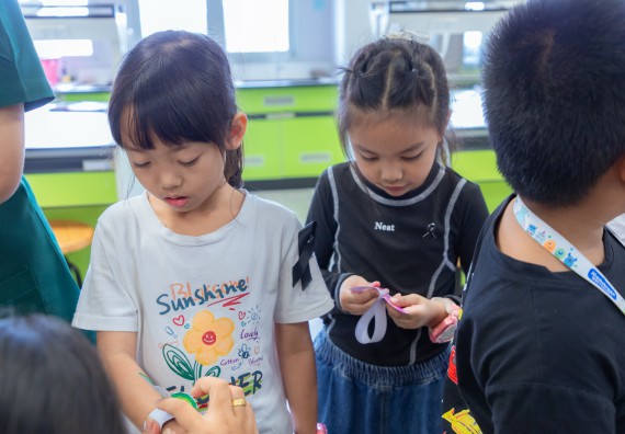 ภาพกิจกรรม  คณะวิทยาศาสตร์และเทคโนโลยี มหาวิทยาลัยราชภัฏกำแพงเพชร ร่วมกับโรงเรียนอนุบาลกำแพงเพชร ห้องเรียนพิเศษคณิตศาสตร์และวิทยาศาสตร์ (MSP) ได้กำหนดจัดกิจกรรมค่ายปฏิบัติการทางวิทยาศาสตร์ ตามโครงการฝึกทักษะเพื่อพัฒนาอัจฉริยภาพวิทยาศาสตร์ 