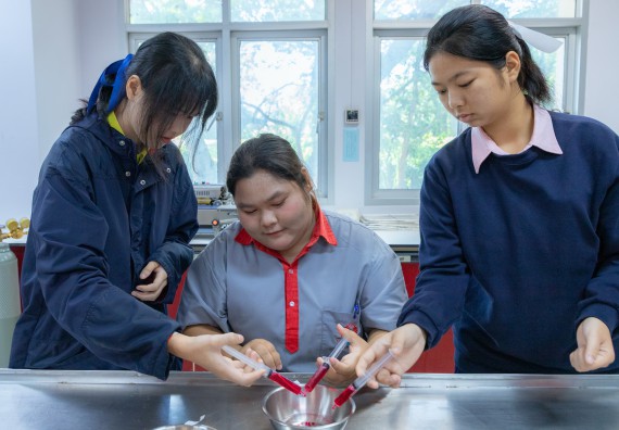 ภาพกิจกรรม  คณะวิทยาศาสตร์และเทคโนโลยี มหาวิทยาลัยราชภัฏกำแพงเพชร จัดกิจกรรมค่ายวิทยาศาสตร์สร้างสรรค์ ปั้นฝันเยาวชน ปีการศึกษา 2568