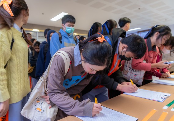 ภาพกิจกรรม  คณะวิทยาศาสตร์และเทคโนโลยี มหาวิทยาลัยราชภัฏกำแพงเพชร จัดกิจกรรมค่ายวิทยาศาสตร์สร้างสรรค์ ปั้นฝันเยาวชน ปีการศึกษา 2568