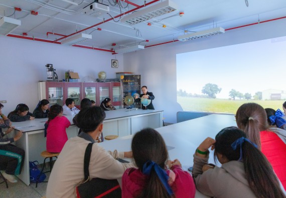 ภาพกิจกรรม  คณะวิทยาศาสตร์และเทคโนโลยี มหาวิทยาลัยราชภัฏกำแพงเพชร จัดกิจกรรมค่ายวิทยาศาสตร์สร้างสรรค์ ปั้นฝันเยาวชน ปีการศึกษา 2568