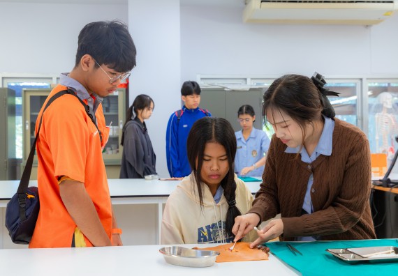 ภาพกิจกรรม  คณะวิทยาศาสตร์และเทคโนโลยี มหาวิทยาลัยราชภัฏกำแพงเพชร จัดกิจกรรมค่ายวิทยาศาสตร์สร้างสรรค์ ปั้นฝันเยาวชน ปีการศึกษา 2568